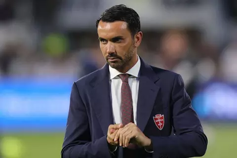 بعد أسابيع من تجديد عقده.. فيورنتينا يعلن رحيل مدربه